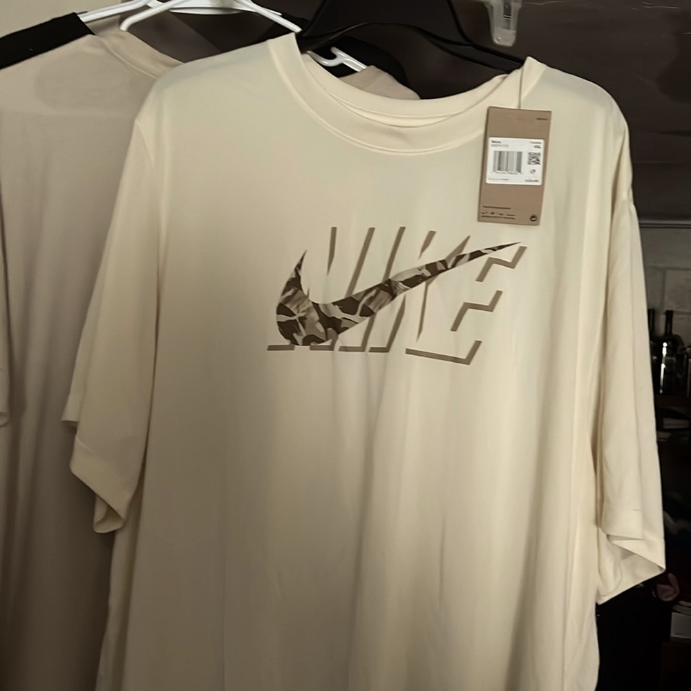 Men's NIKE Dri-Fit T-shirt. Brand new, never worn!!